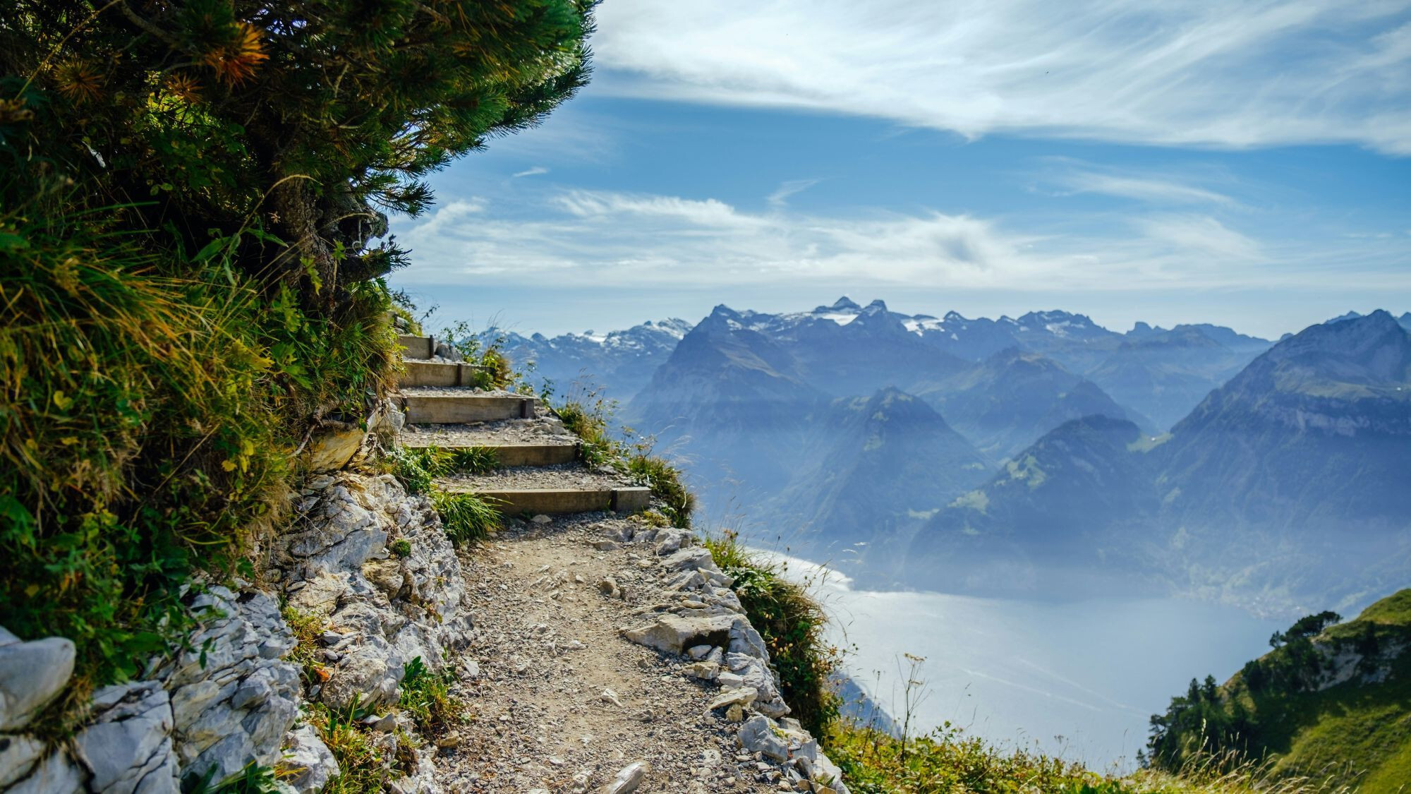 Bergweg mit Treppen und Bergpanorama als Sinnbild für die Laufbahnberatung durchgeführt von Beratung LiBelle.