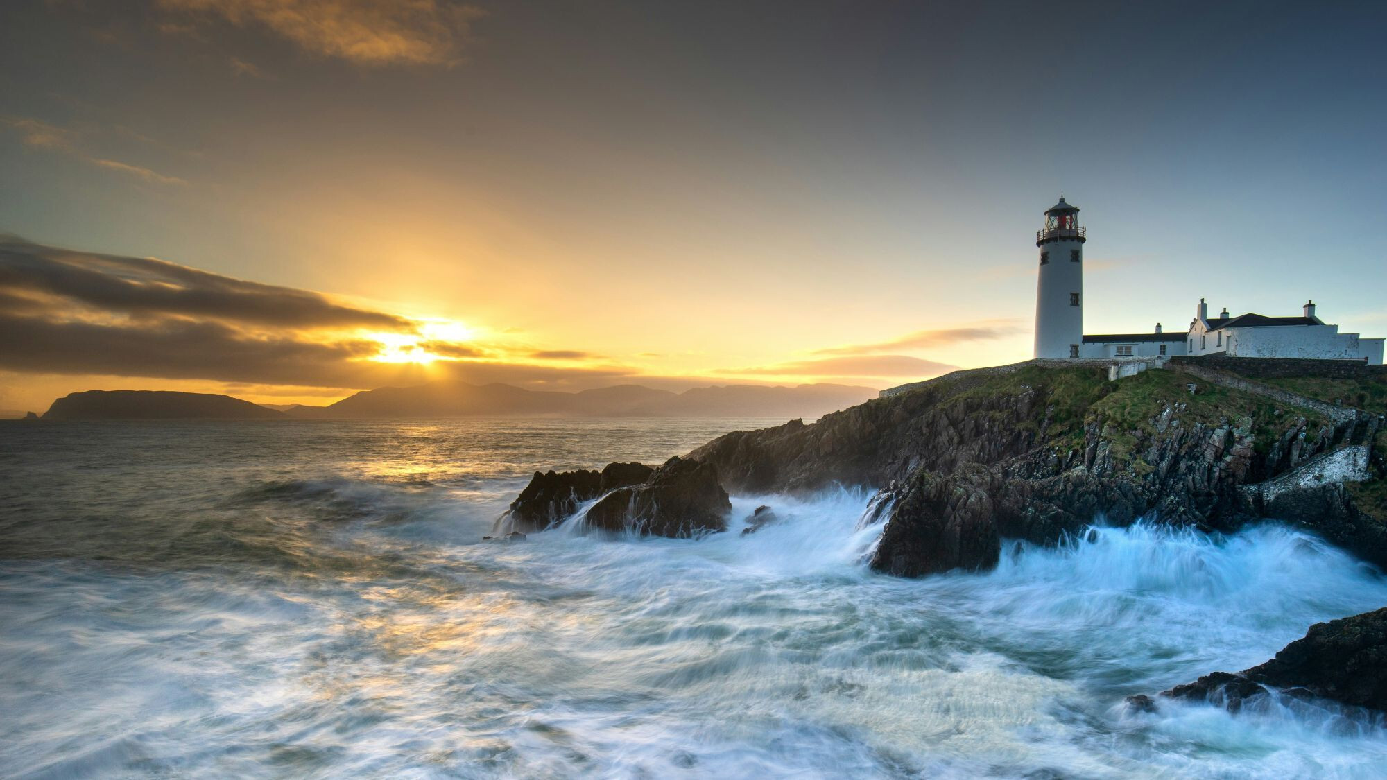 Leuchtturm wellenumtost in lieblicher Abendstimmung als Sinnbild für die psychologische Beratung durchgeführt von Beratung Libelle.